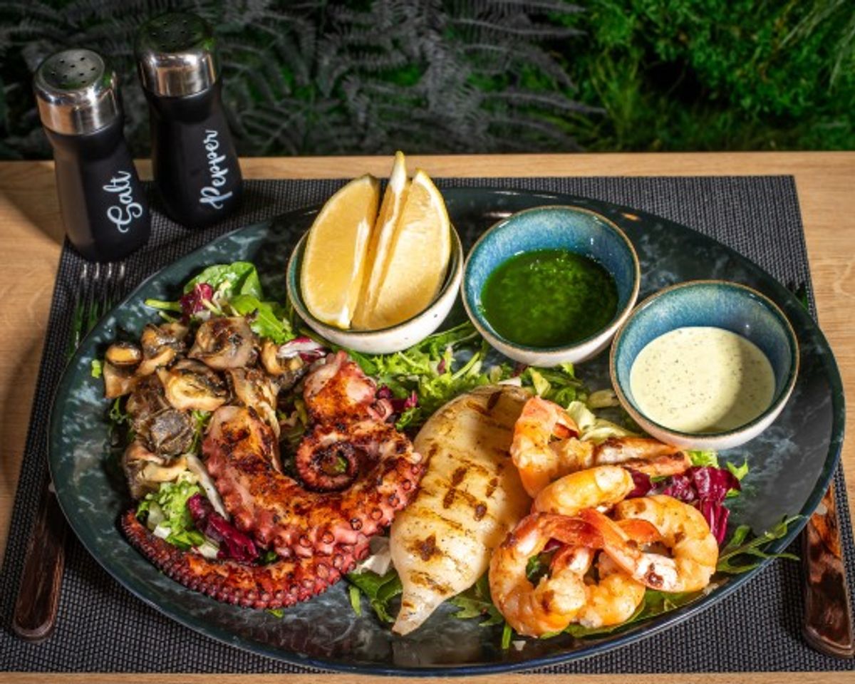 Platou Fructe de Mare cu Usturoi si Sos Pesto (Calamar, crevemaloka cu Sos Ti Black Tiger, Tentacule Caracatita, midii) 650g